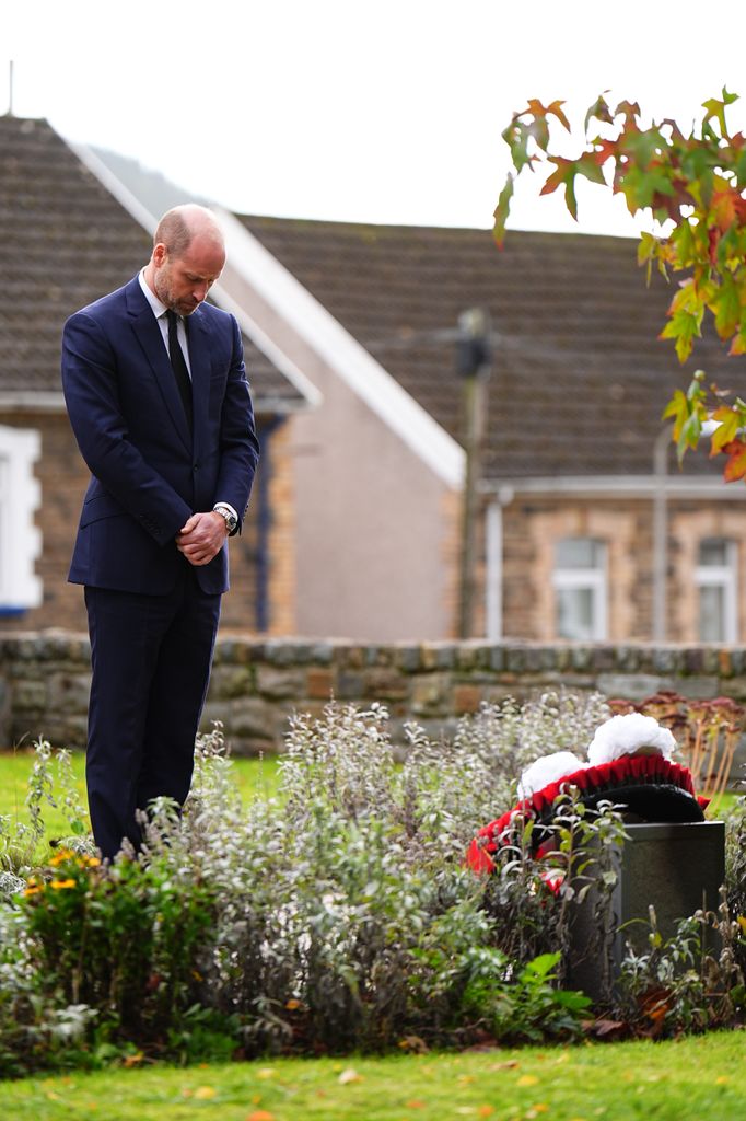 Tanto los reyes como el príncipe Guillermo han depositado una corona en el memorial de las víctimas, la del heredero con el emblema que usa el príncipe de Gales cuando está en suelo galés, las tres plumas blancas