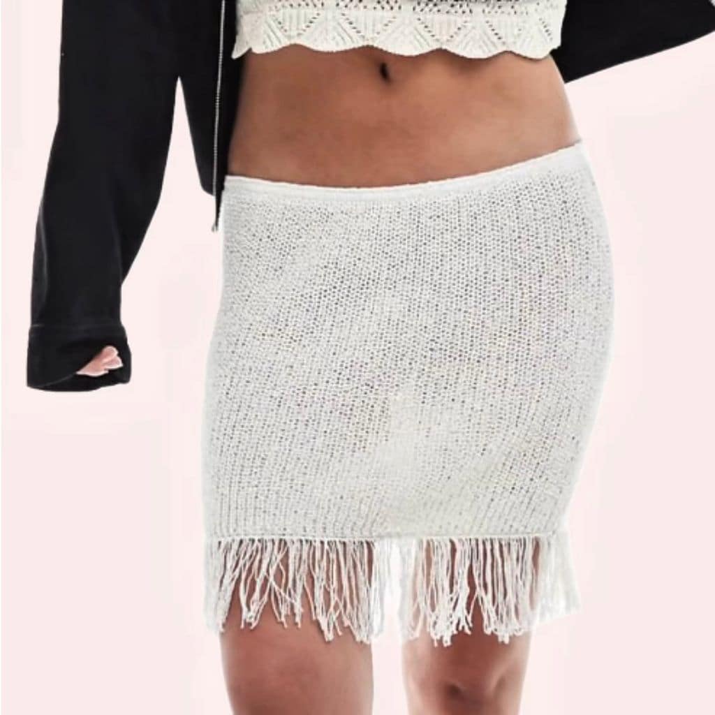 Minifalda blanco hueso de punto con bajo de flecos de Asos