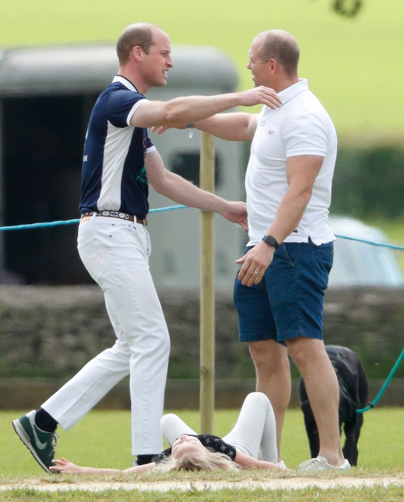 El príncipe Guillermo com Mike Tindall en las carreras en un torneo de polo 