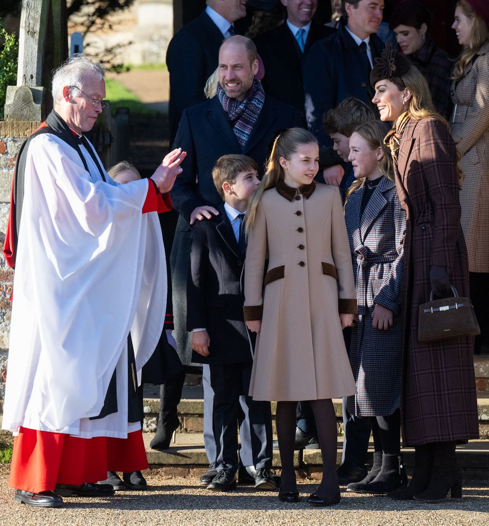 El príncipe William, el príncipe Louis, la princesa Charlotte, el príncipe George, Mia Tindall y la princesa Kate en el servicio religioso de la iglesia de Sandringham el 25 de diciembre en Sandringham, Norfolk.