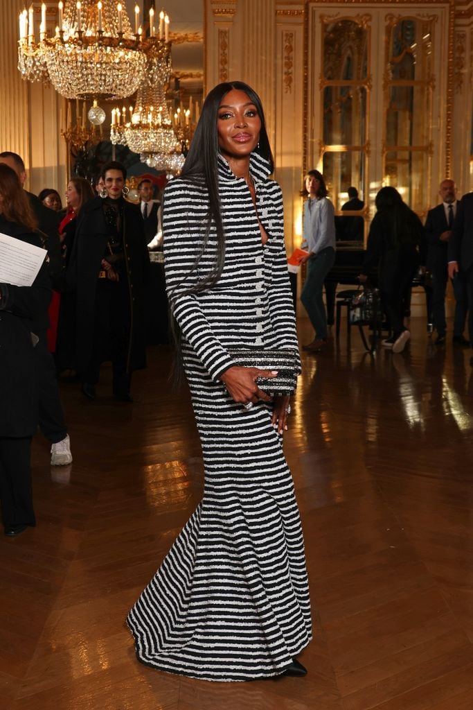 Naomi Campbell con la Insignia de Caballero de la Orden de las Artes y las Letras 