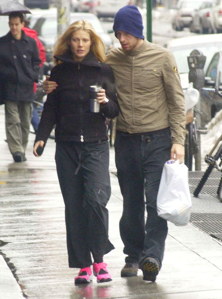 Gwyneth Paltrow y Chris Martin paseando por Nueva York en febrero de 2003