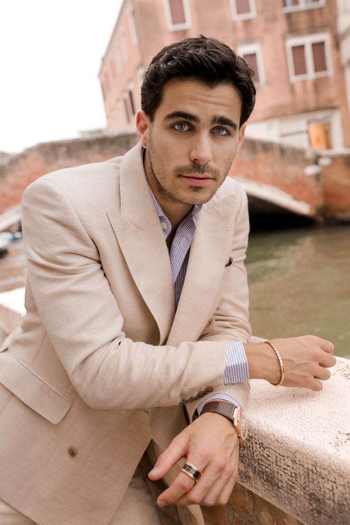 Mauricio Abad luce joyas de Bvlgari para esta sesión con los canales y los puentes venecianos como telón de fondo