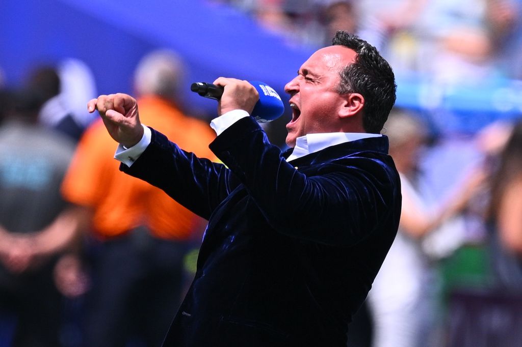 El tenor Christopher Macchio participa en la Ceremonia de Clausura del Mundial 2026.