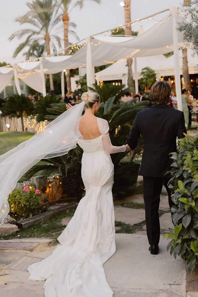 Entrada de los novios al cóctel