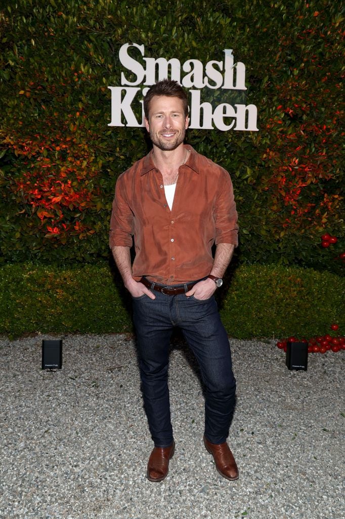 Glen Powell en el evento de lanzamiento de su nueva línea de salsas orgánicas.