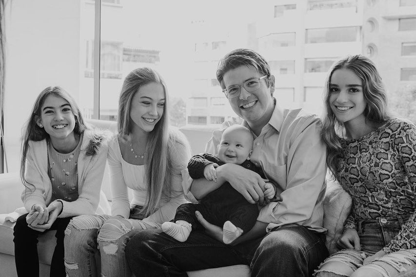 Miguel Uribe Turbay con las tres hijas de su esposa y el pequeño Alejandro en brazos.