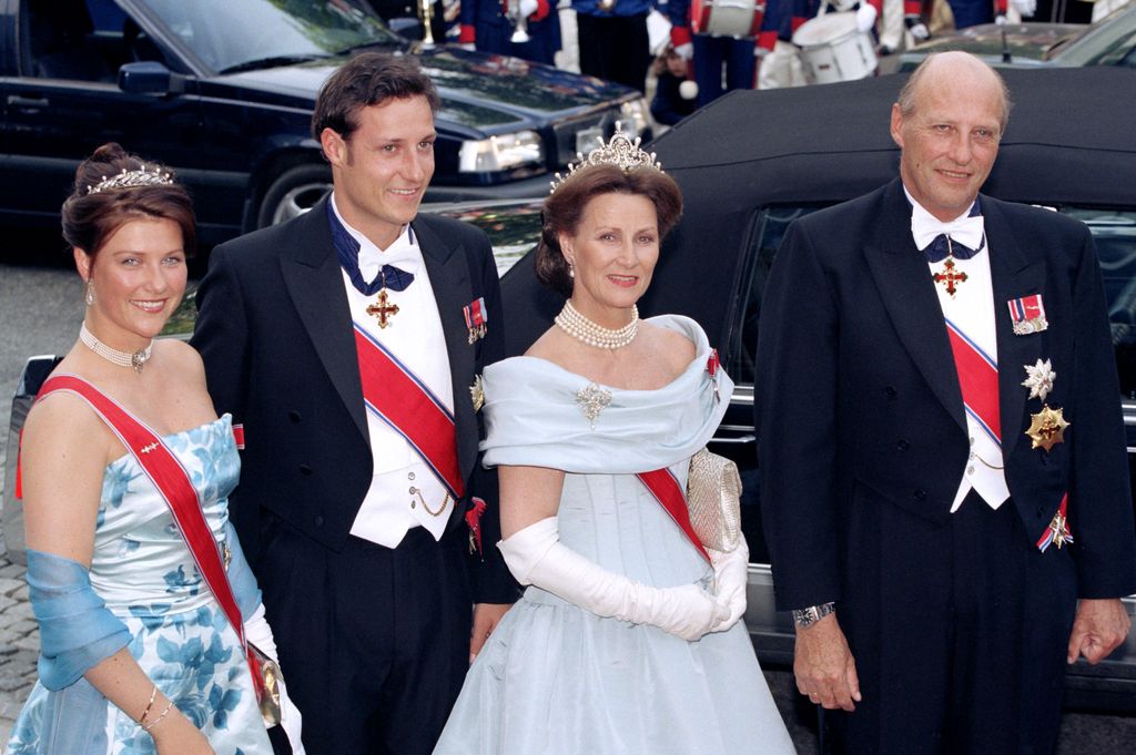 Los reyes Harald y Sonia con sus dos hijos