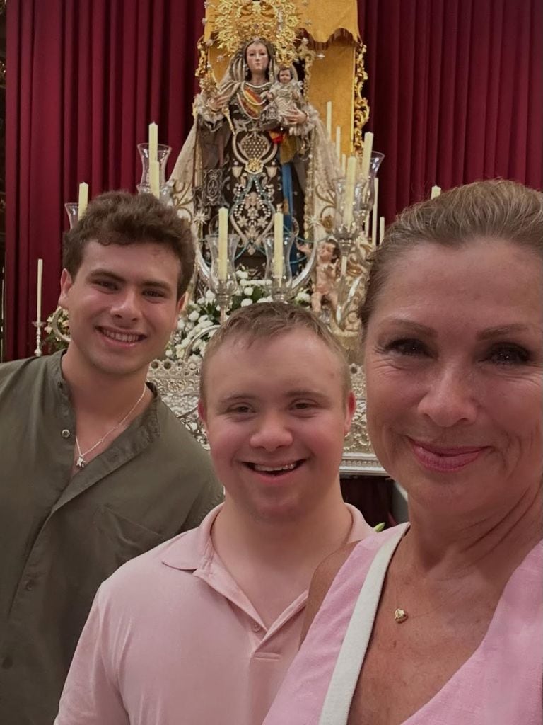 Leticia Calderón y sus hijos visitando a la Virgen del Carmen en Toledol.