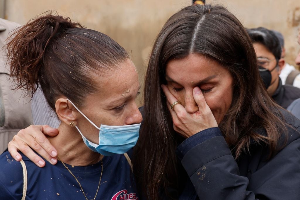 Reina Letizia llorando y consolando a una vecina afectada por la DANA en Valencia