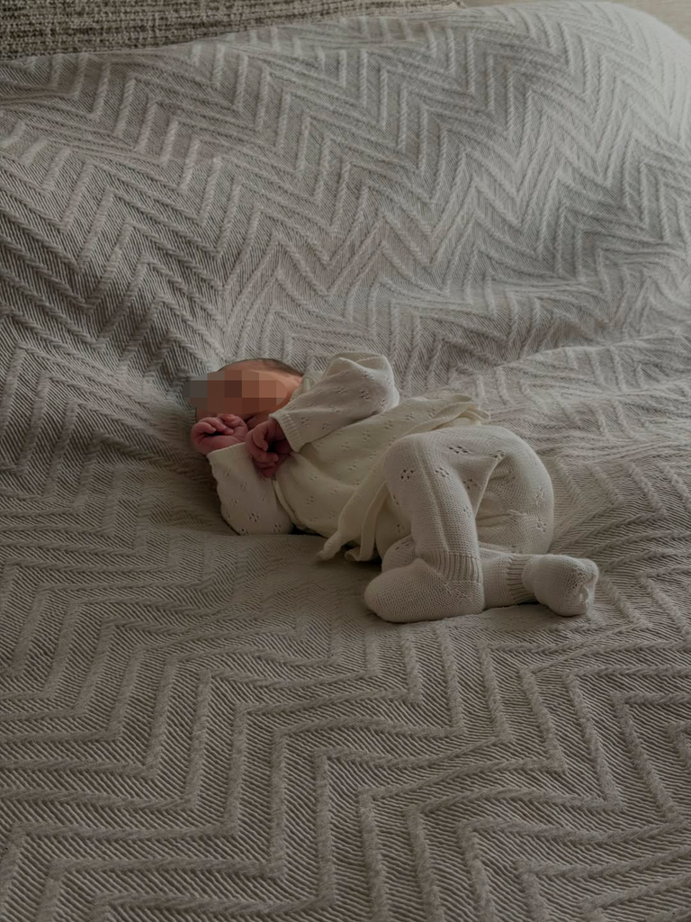 Otra instantánea de Simona en la cama