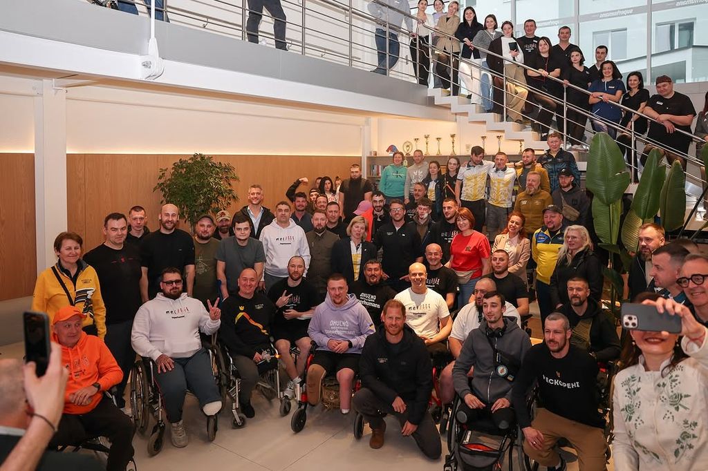 Harry en el Centro Superhumans de Ucrania con parte de la delegación que participa en los Juegos Invictus