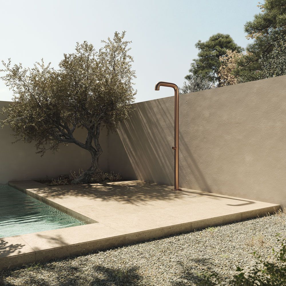 Ducha de exterior junto a piscina
