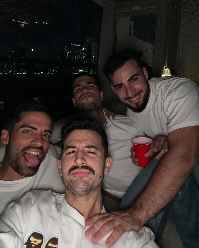 El número uno del mundo con sus amigos de vacaciones