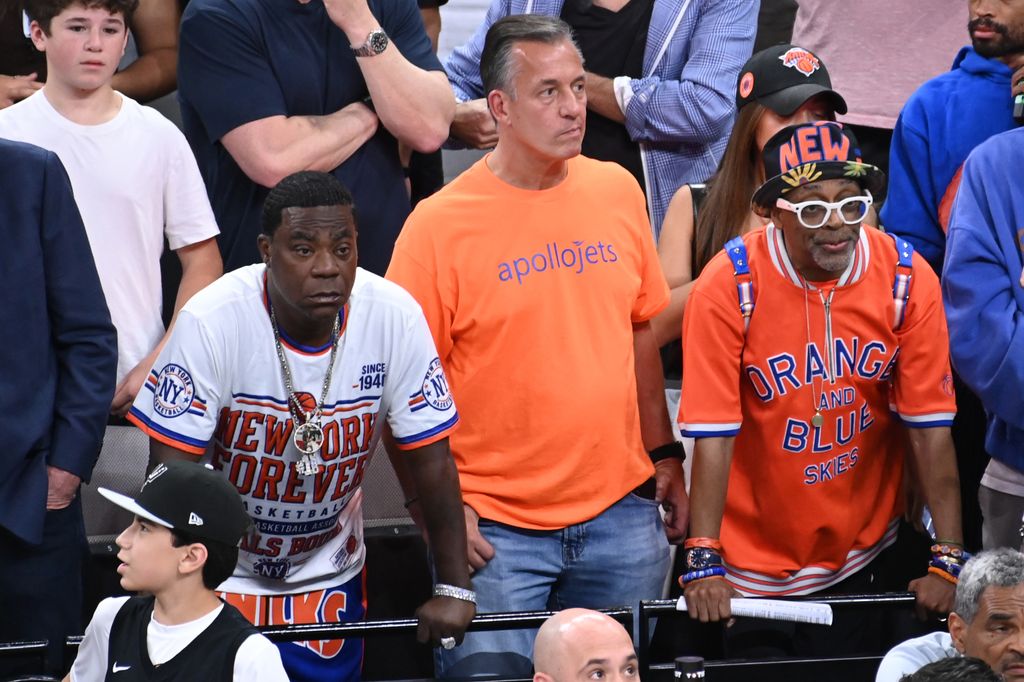 El cómico Tracy Morgan, el actor Al Palagonia y el director Spike Lee en el quinto partido de las finales de la NBA