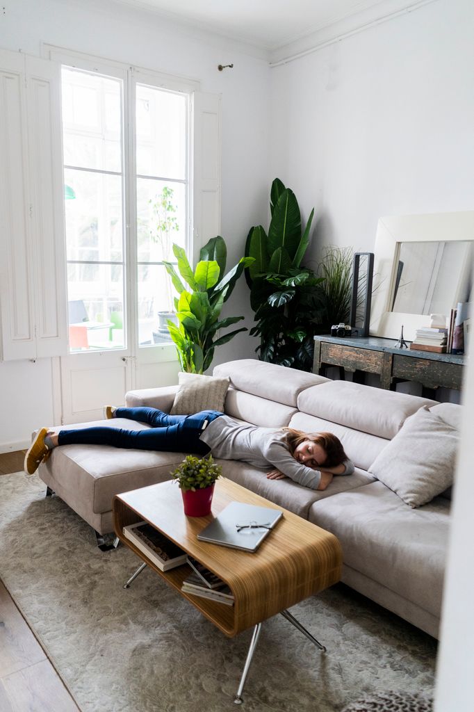 chica tumbada sofa