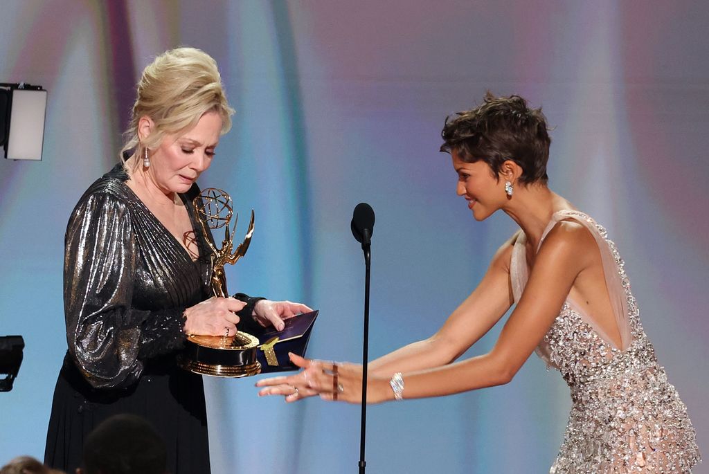 Jean Smart recibió de manos de Znedaya el premio a Mejor Actriz en Serie de Comedia por ‘Hacks’.