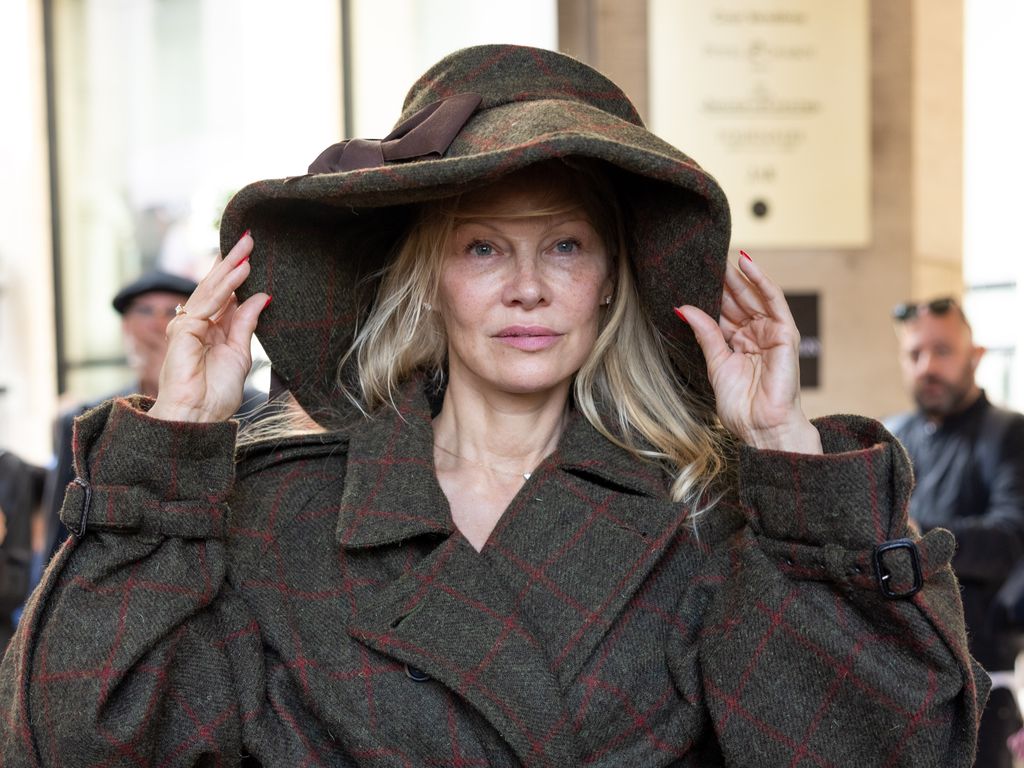 Pamela Anderson llega al desfile de Vivienne Westwood en París en 2023