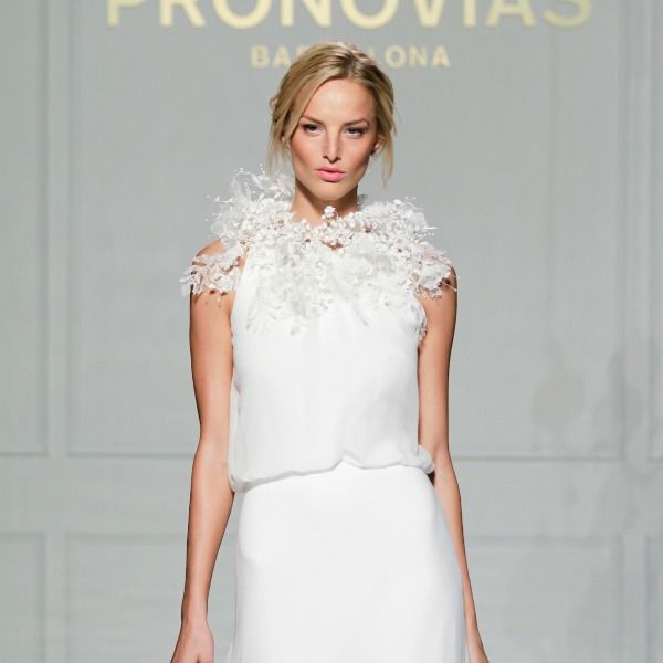 Uno de los diseños presentados en el primer desfile de Pronovias en la New York Bridal Week, una colección en la que abundan los separates junto a otros clásicos de Pronovias.
