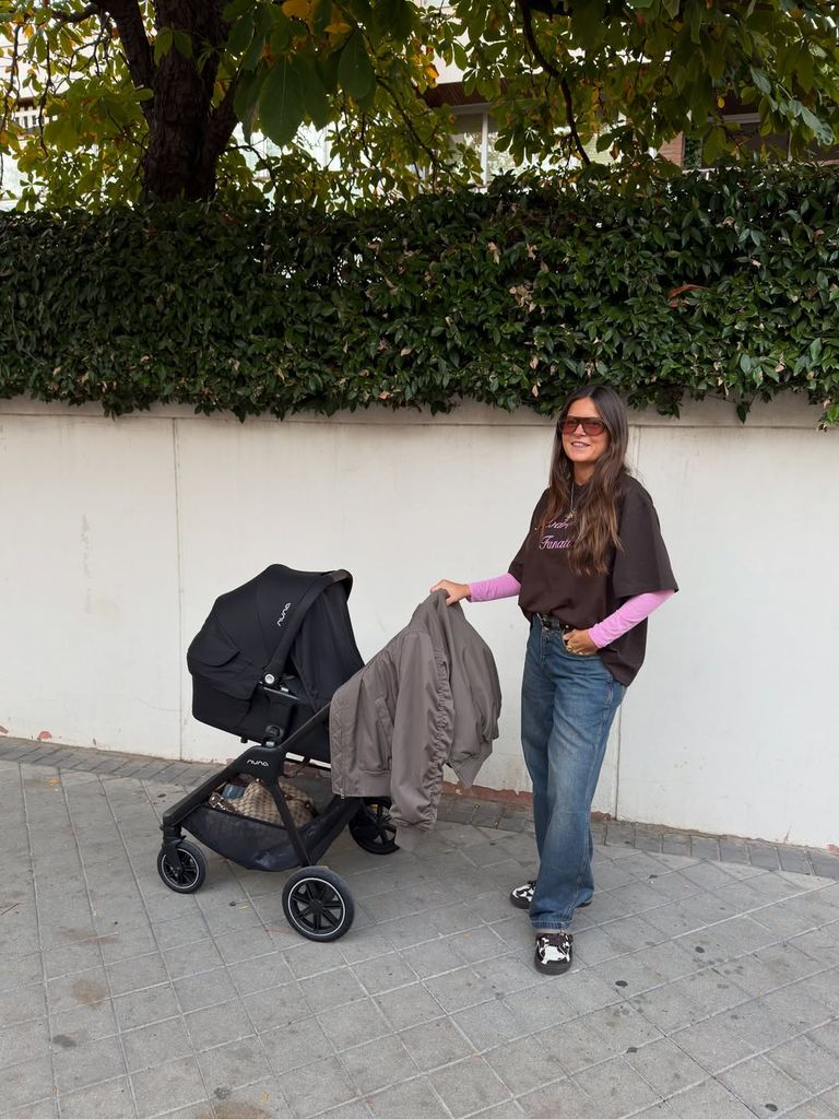 Bea Gimeno primer look premamá con zapatillas barefoot, las mismas que Isabelle Junot