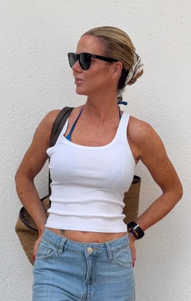 Amelia Bono de vacaciones en Estepona con un look de top blanco y vaqueros, agosto 2026.