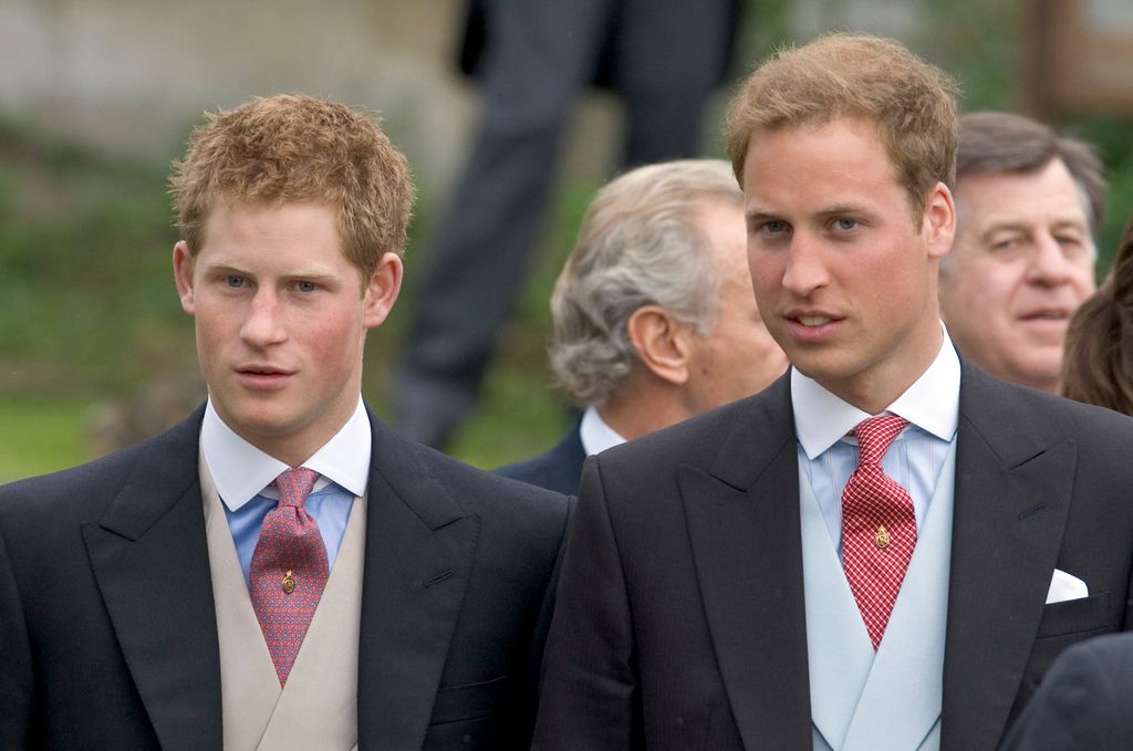 Los príncipes Guillermo y Harry durante la boda de su hermanastra