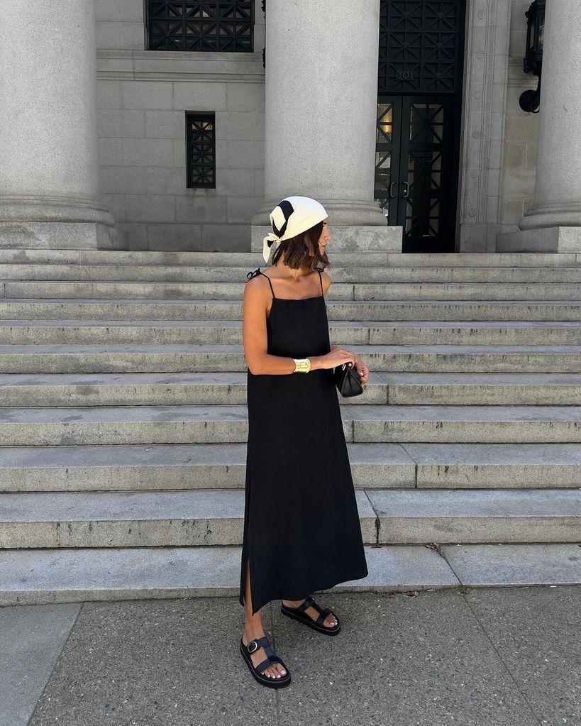 Look con vestido negro y pañuelo