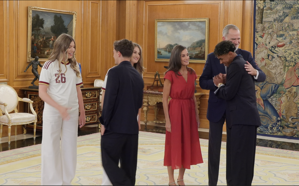 Fotograma del vídeo de la Casa Real de la audiencia mantenida con la selección española de fútbol en el Palacio de la Zarzuela