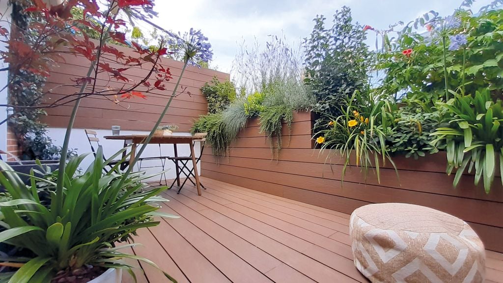 Terraza urbana con comedor de verano y plantas