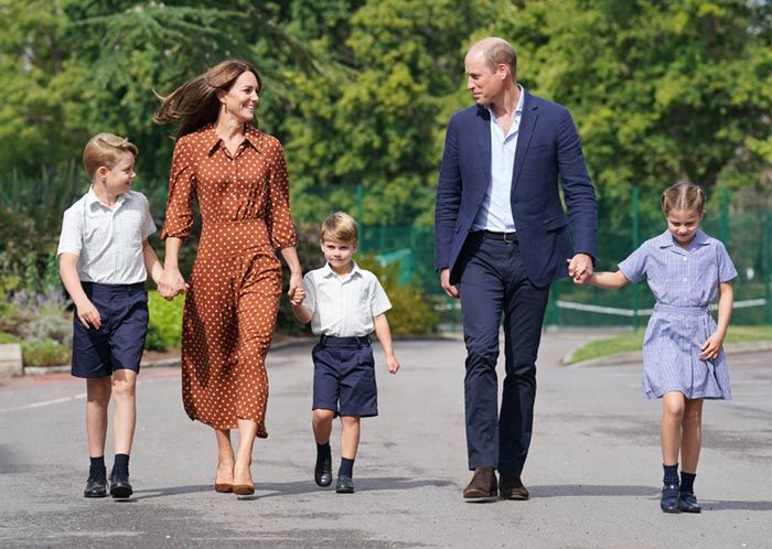 Los príncipes de Gales acompañando a sus hijos en su primer día de clase