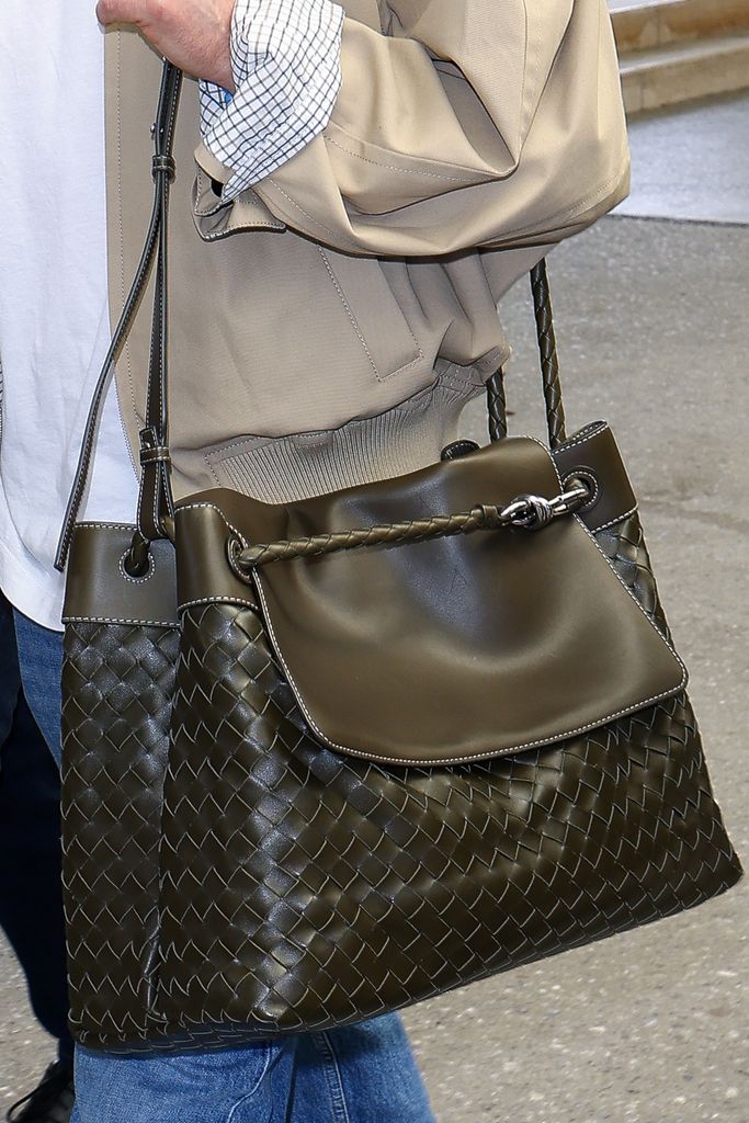 Pedro Pascal sorprendió con un maxi bolso en verde olivo