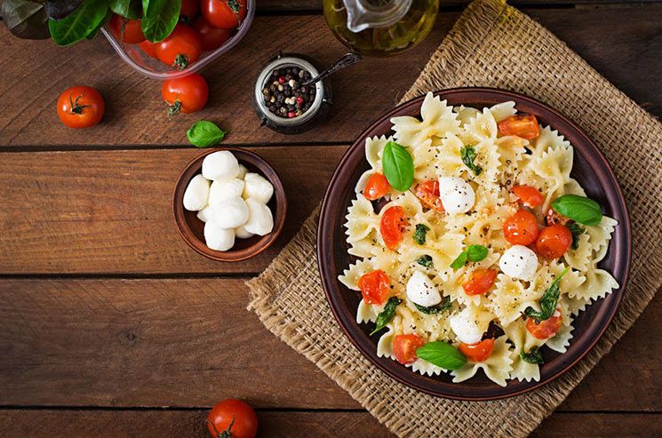 Ensalada 'Caprese' de pasta con albahaca en 2 texturas