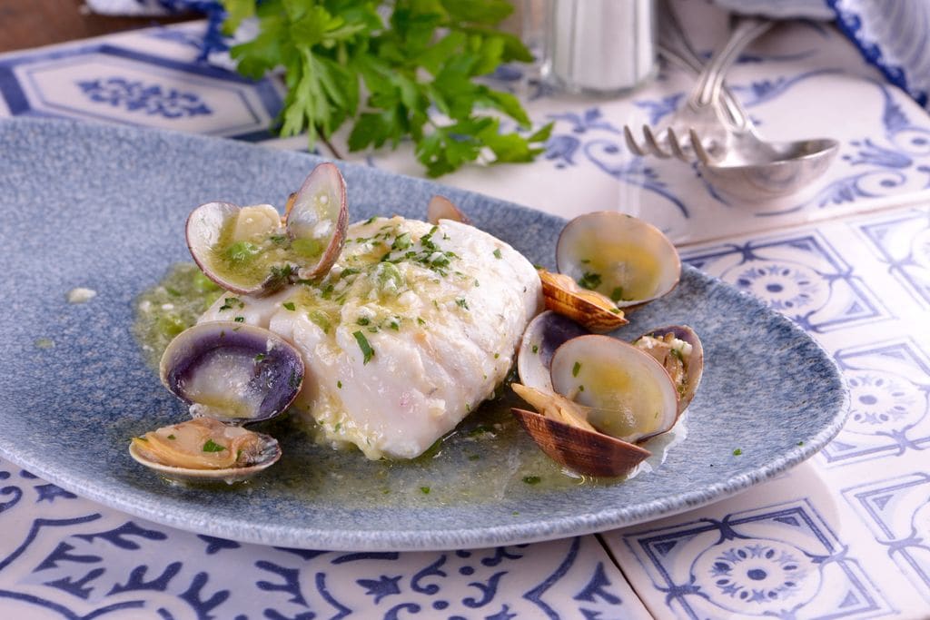 Merluza con almejas en salsa verde