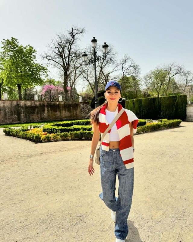 Hande Erçel descubrió los rincones que ofrece el parque de El Retiro