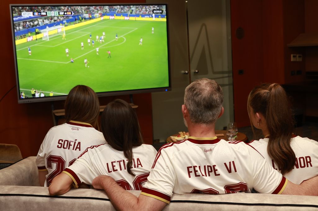 Los reyes Felipe y Letizia con sus hijas, la princesa Leonor y la infanta Sofía, viendo el triunfo de España frente a Francia en las semifinales del Mundial, el 14 de julio de 2026