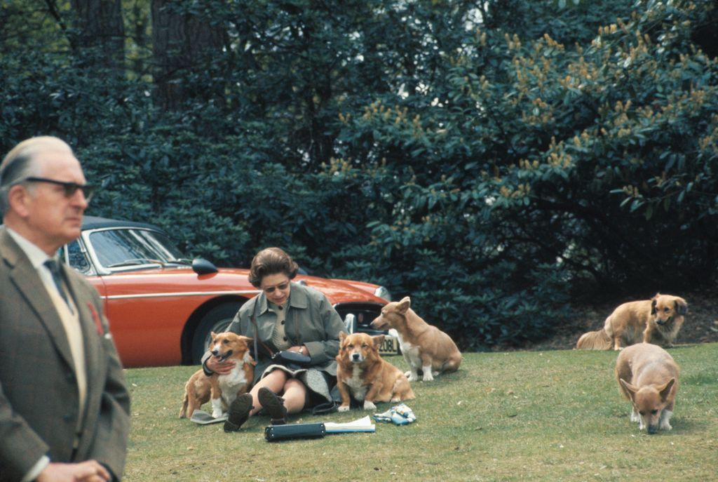 La reina Isabel II junto a sus perros