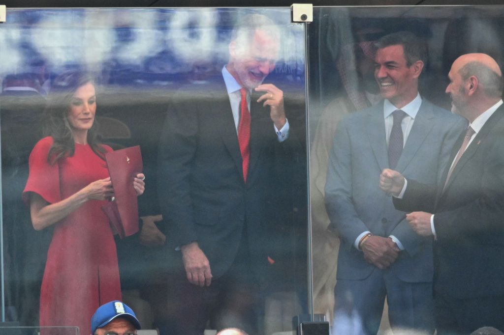 La reina Letizia y el rey Felipe junto a Pedro Sánchez, primer ministro de España.