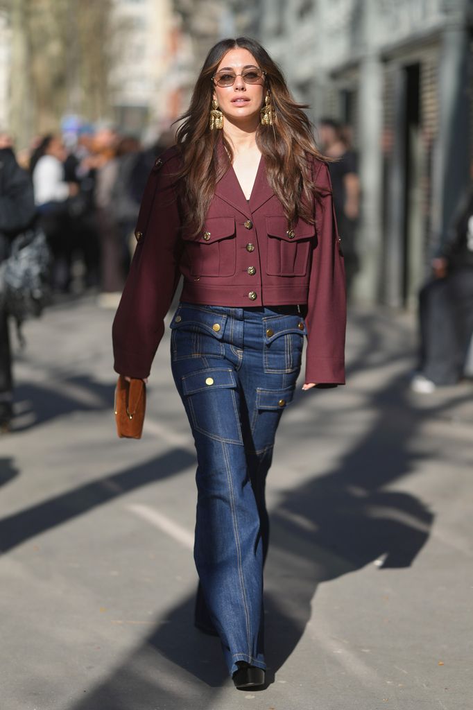 Blanca Suárez conquista París: el look con vaqueros acampanados y chaqueta burdeos que querrás copiar