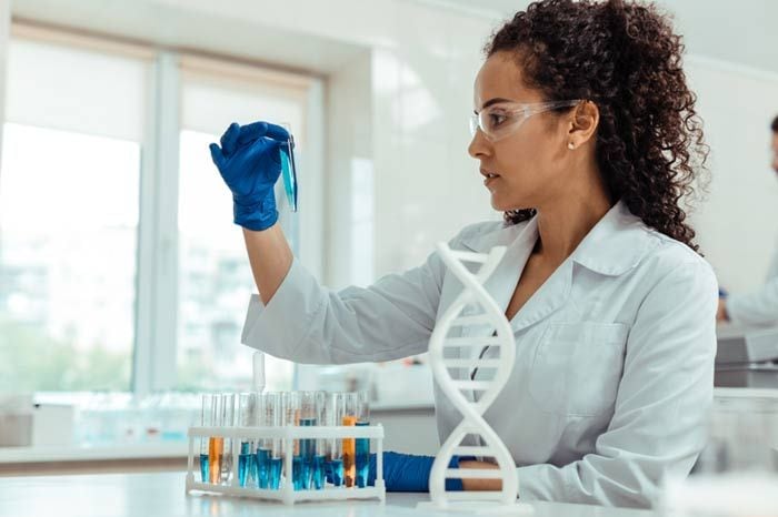 mujer en un laboratorio