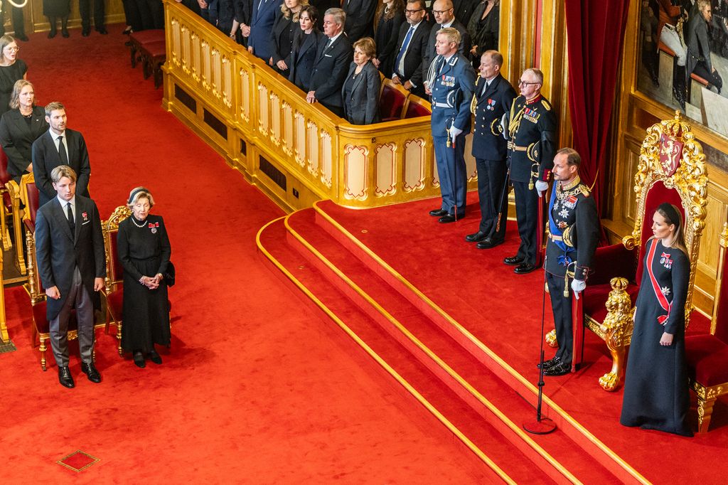 Hakon de Noruega en el trono, acompañado por su hija. Su madre, la reina Sonia, y el príncipe Sverre en otro lugar destacado del Parlamento. 