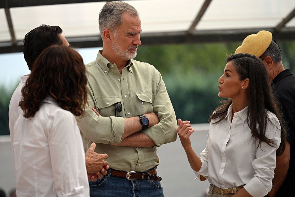 La reina Letizia charla con el Rey y algunas de las autoridades madrileñas que les acompañaron durante su visita a Villamanta