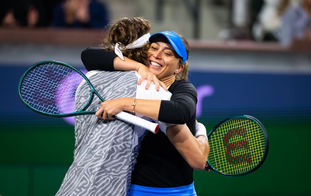 El bonito abrazo entere Badosa y Tistsipas