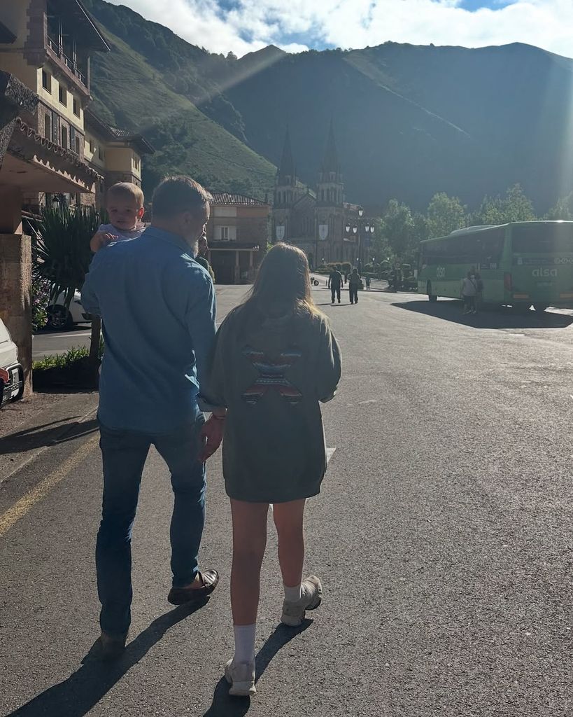 Santiago Abascal junto a sus hijos, en una escapada familiar a Covadonga