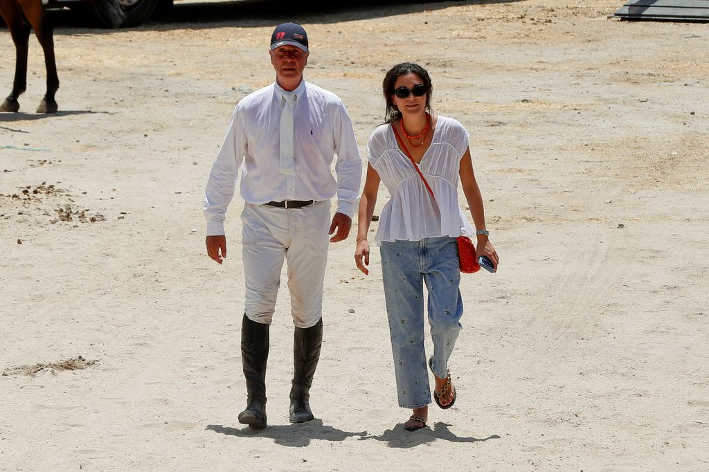 Cayetano Martínez de Irujo, en su regreso a la competición, arropado por su mujer