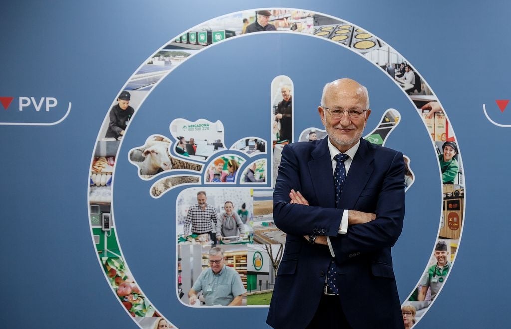 Plano medio de Juan Roig con traje azul marino