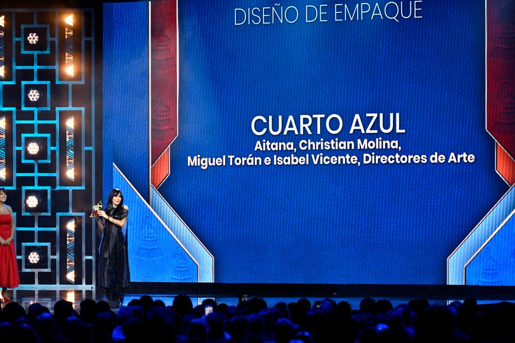 Aitana gana su primer Latin Grammy en la categoría de mejor diseño de empaque por su disco 'Cuarto Azul' 