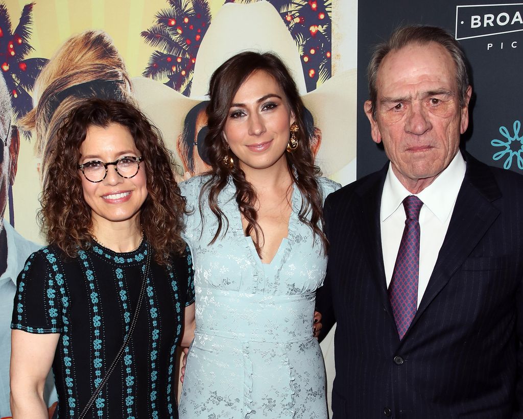 El actor Tommy Lee Jones con su mujer, Dawn Laurel-Jones y su hija, Victoria Jones 
