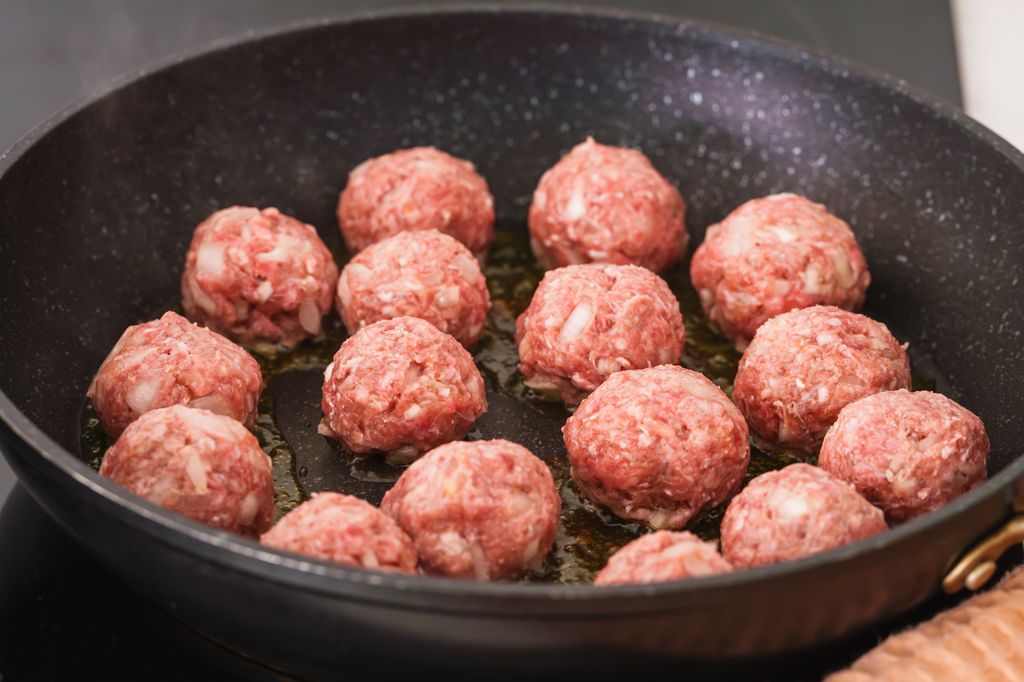 Hay que sellar las albóndigas en aceite caliente para que no se deshagan en el guiso.