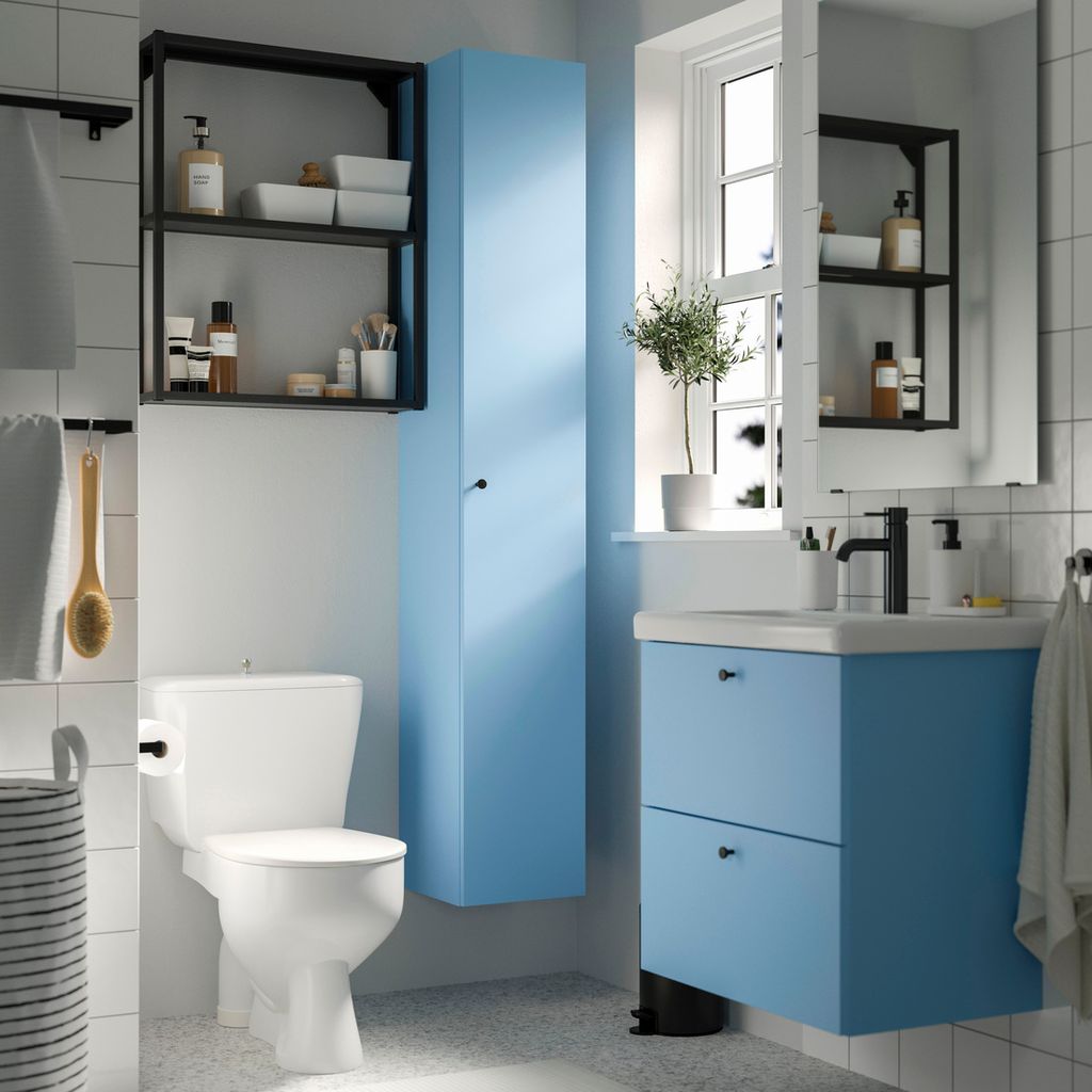 Baño pequeño con mueble de lavabo y armario columna de color azul