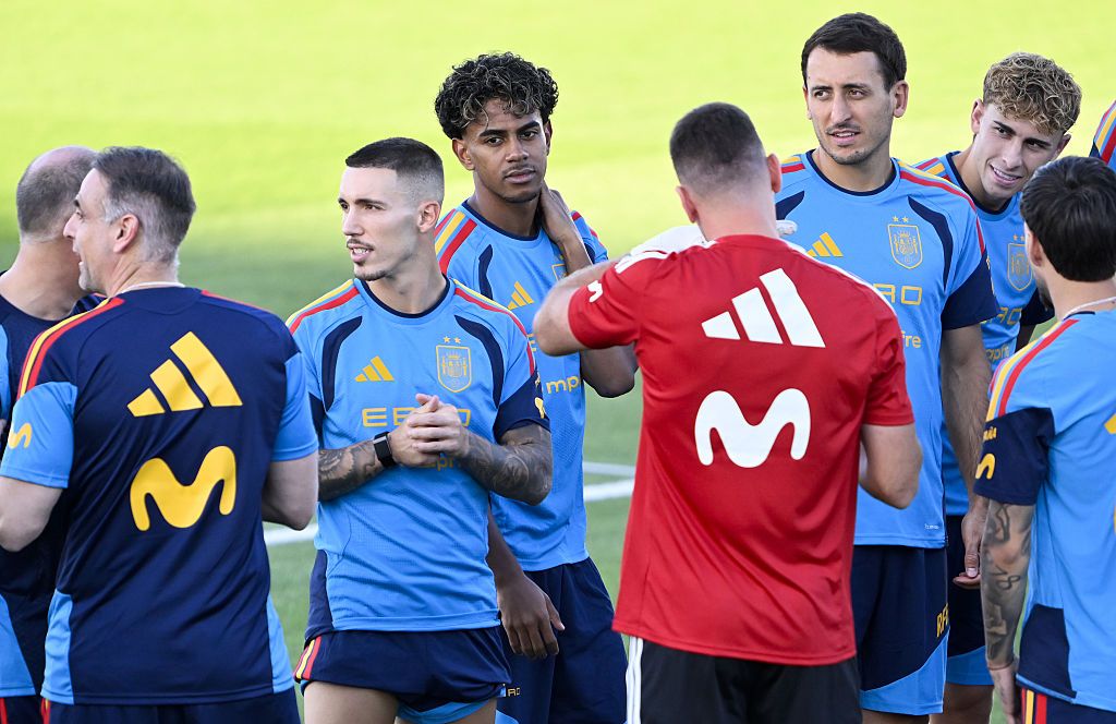 Alex Grimaldo, Lamine Yamal, Mikel Oyarzabal y Fermin López mientras se ejercitan en la Ciudad del Fútbol